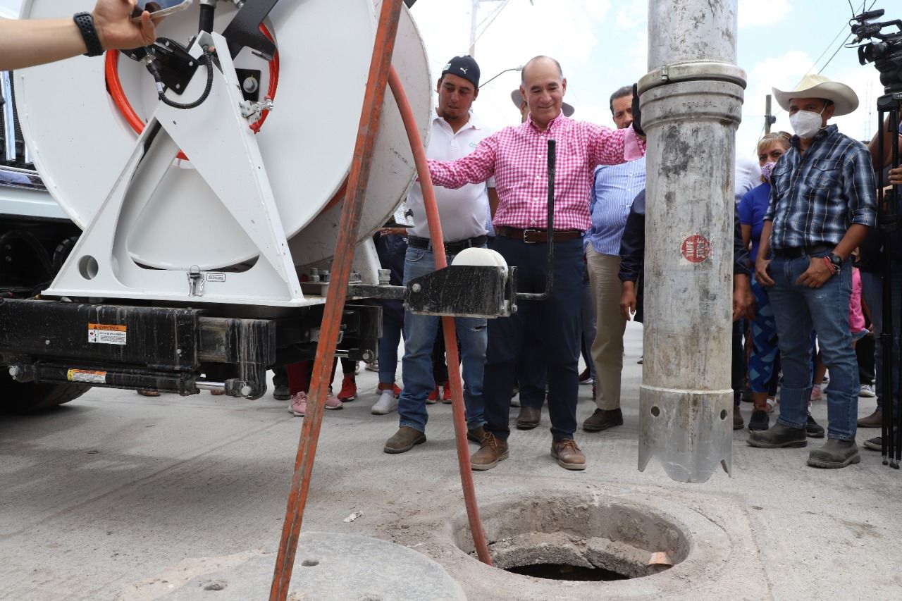  Gobierno de la Capital previene riesgos a la salud de los potosinos, con limpieza de drenajes en Villa de Pozos