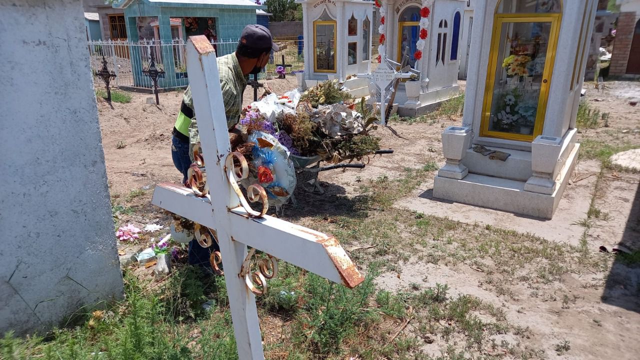 Ante proximidad del Día del Padre, se intensifica mantenimiento en el cementerio de Bocas