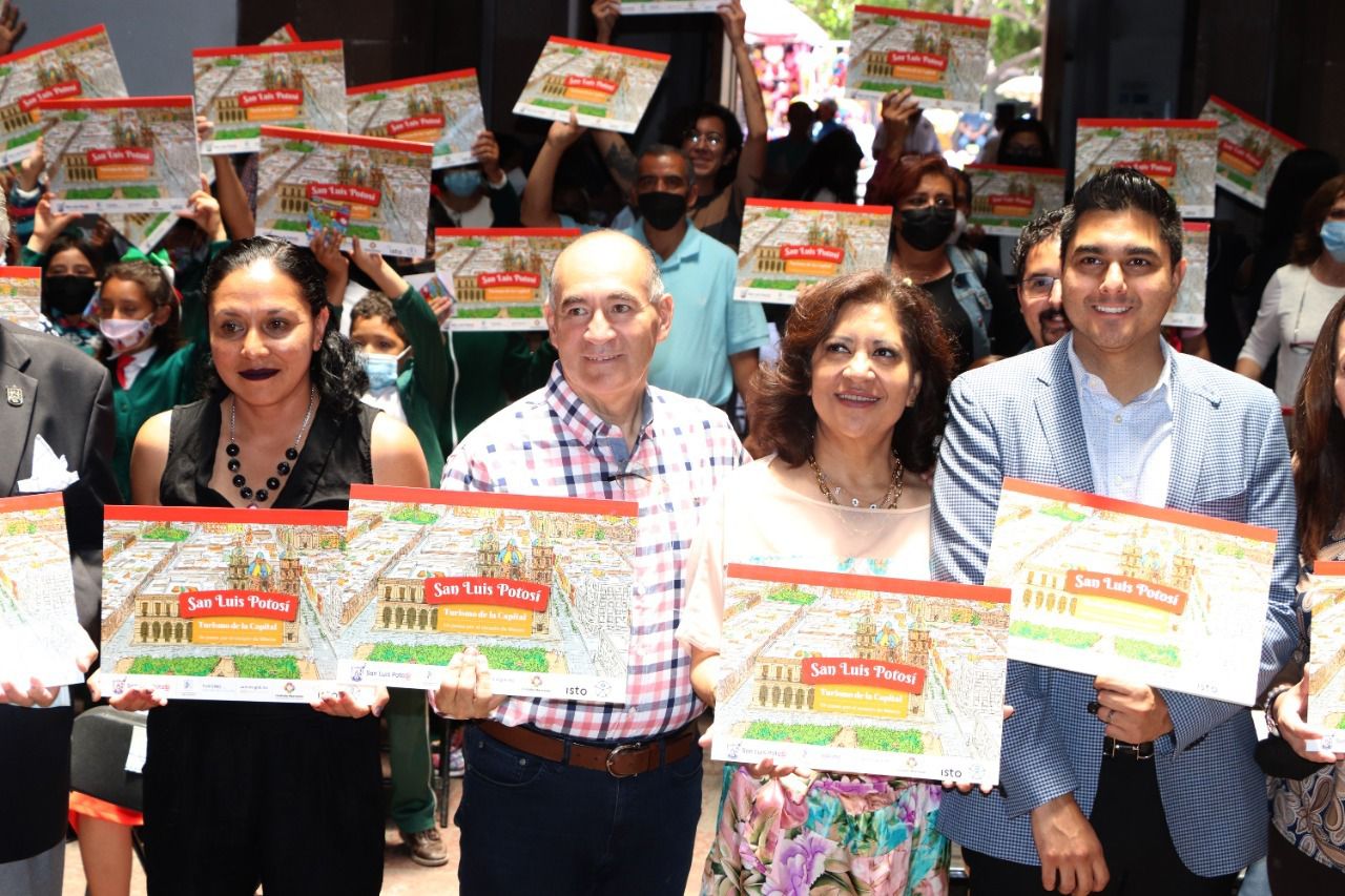 El alcalde Enrique Galindo presentó el libro “Turismo de la Capital, un Paseo por el Corazón de México”