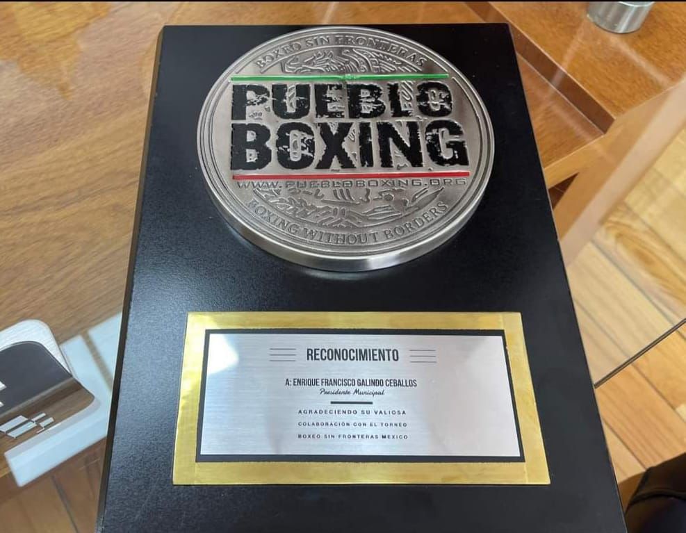  La empresa Pueblo Boxing entregó reconocimientos al presidente municipal Enrique Galindo y al director del Deporte municipal