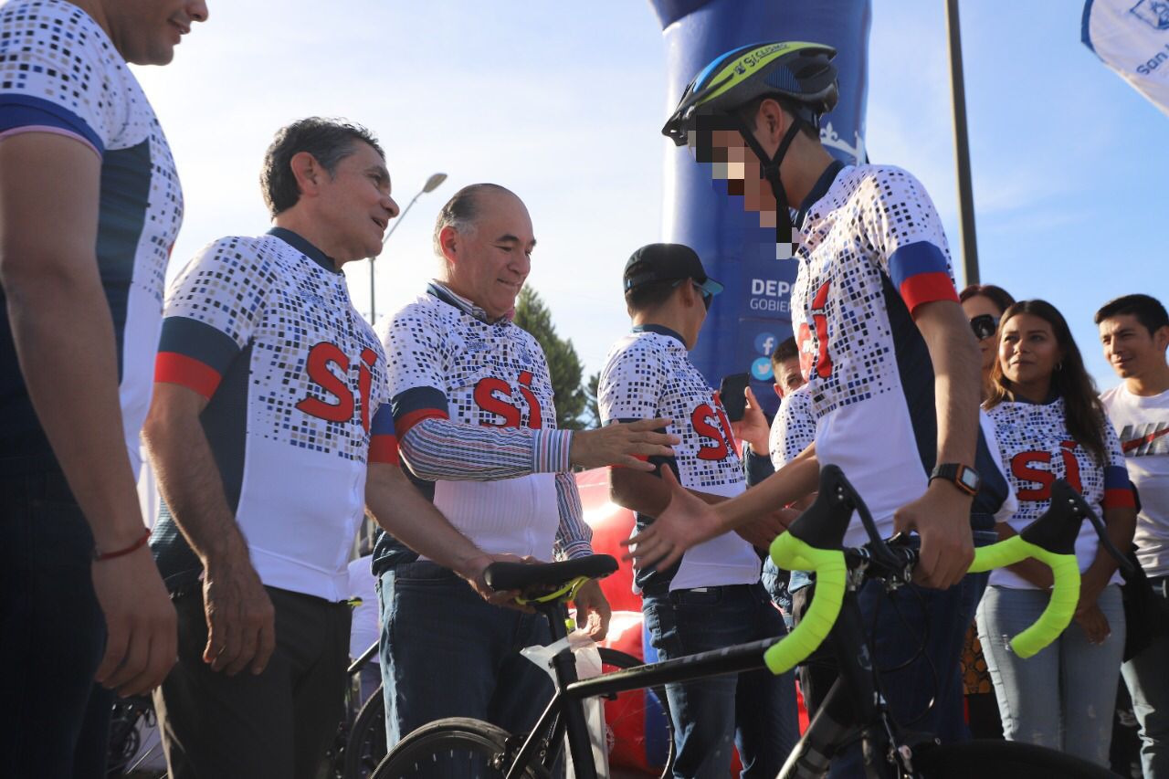  El ciclista internacional Nairo Quintana motiva a la niñez y juventud potosina a mantenerse en el deporte