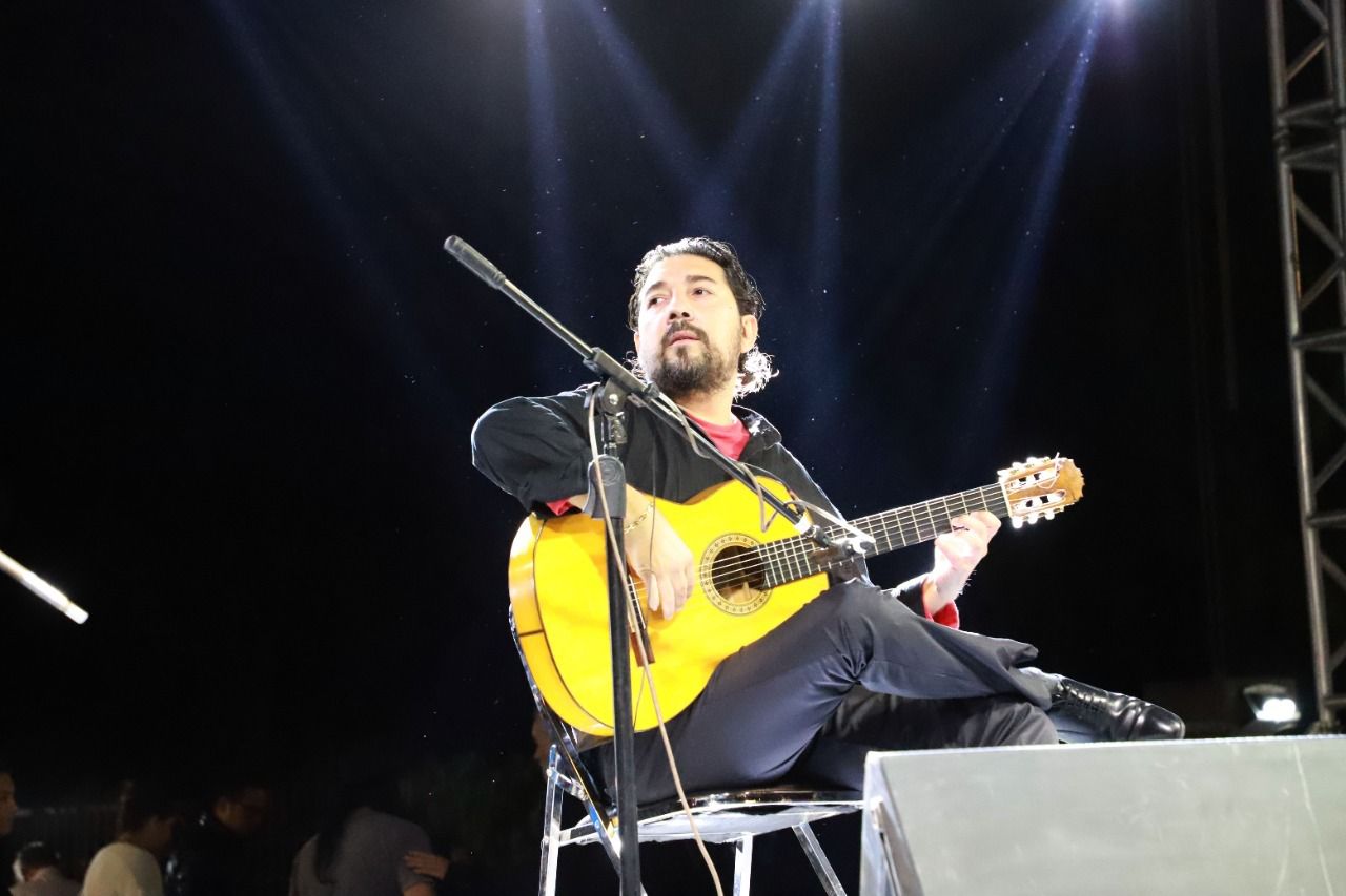 La Calzada de Guadalupe lució de gala, con la guitarra de Antonio Rey, para celebrar la fundación de SLP