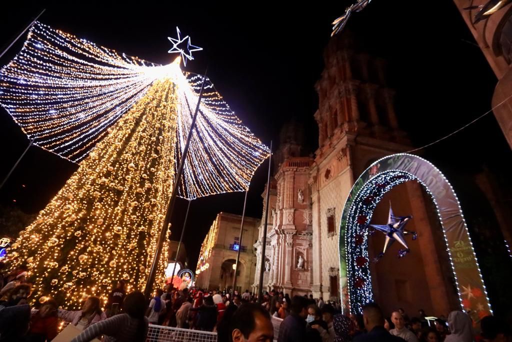  Con encendido en árbol navideño y de Palacio Municipal, La Capital del Sí alegra a las familias potosinas