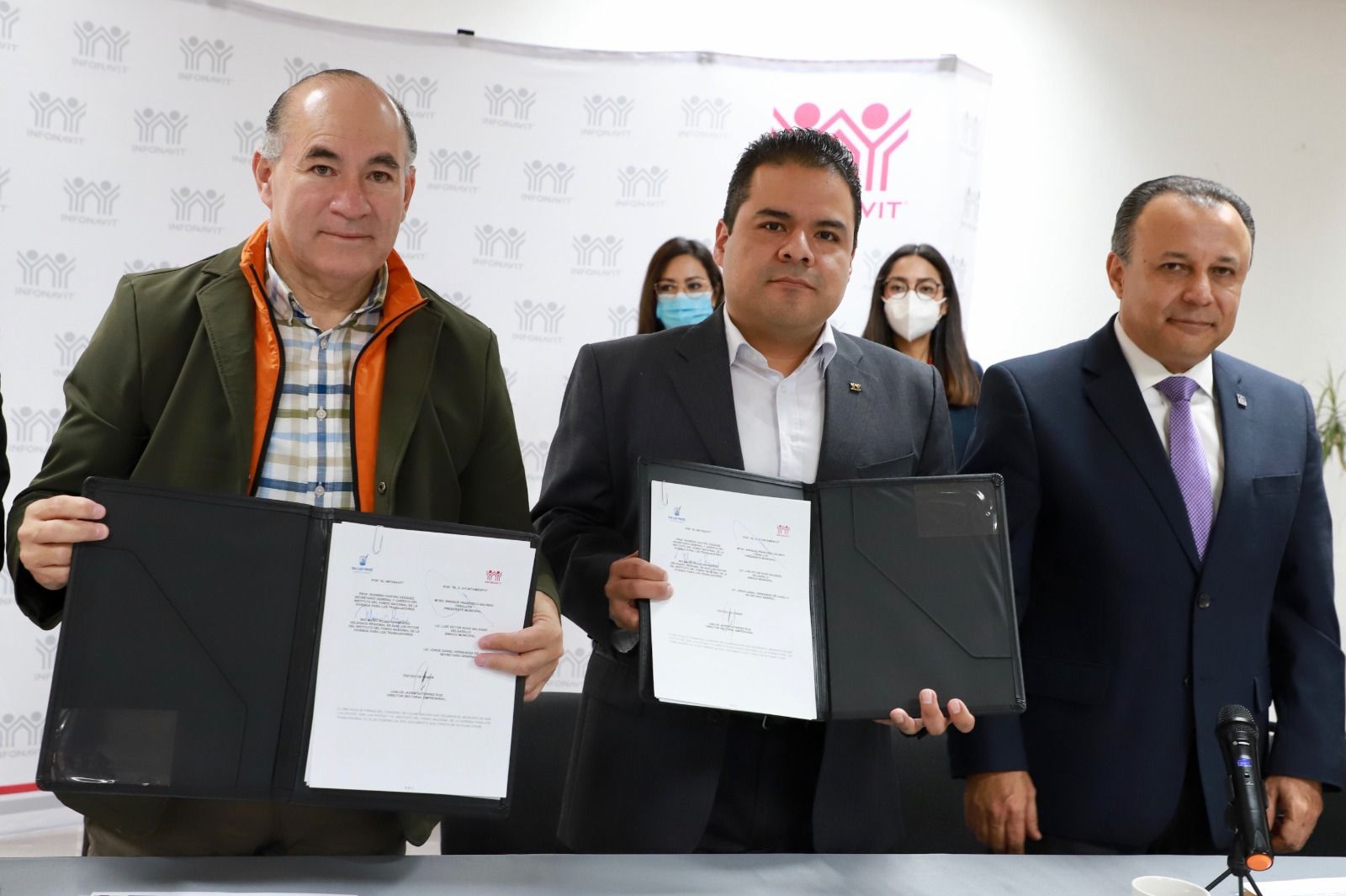  Alcalde Enrique Galindo firma convenio con Infonavit para dar certeza jurídica al patrimonio de las familias potosinas