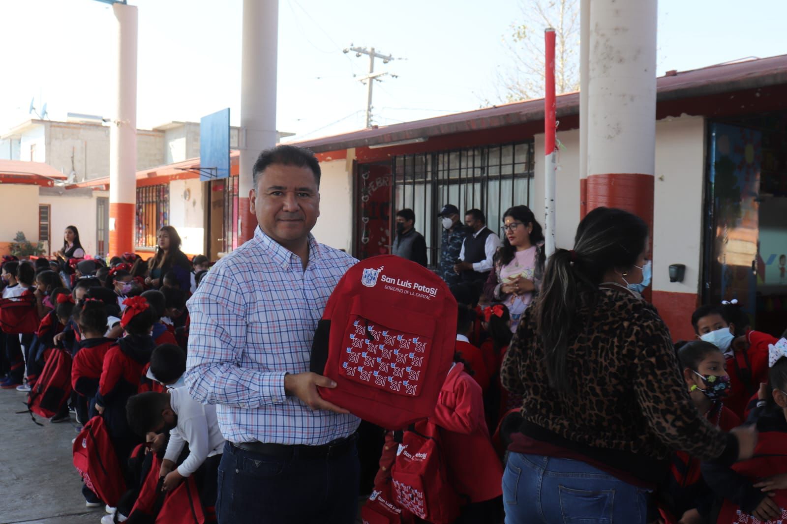  Con “A mi escuela con todo”, Gobierno de la Capital entrega mochilas y útiles escolares a estudiantes en la Delegación La Pila