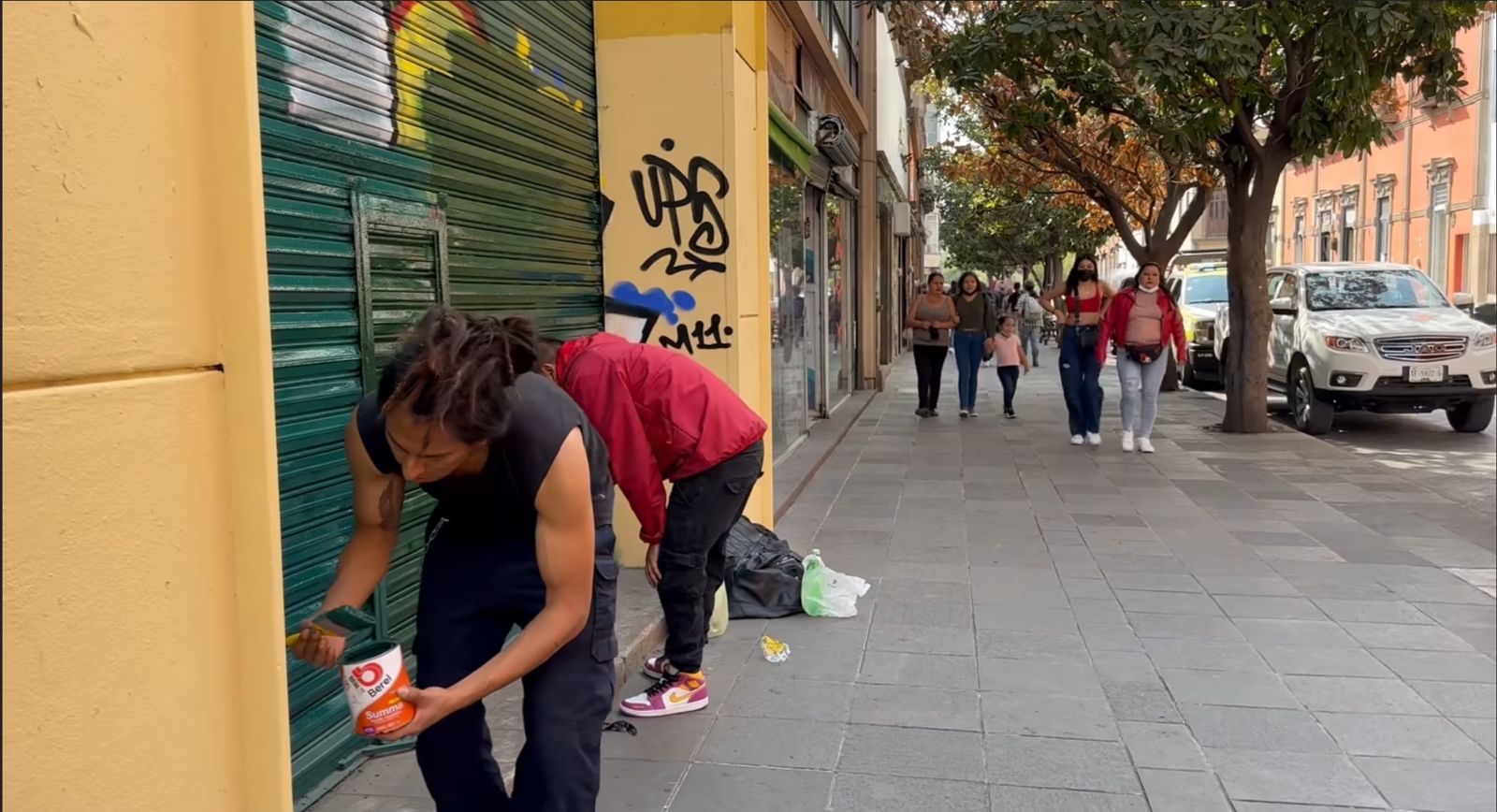  Grafitero potosino repara el daño a negocio y se une al reordenamiento del Centro Histórico