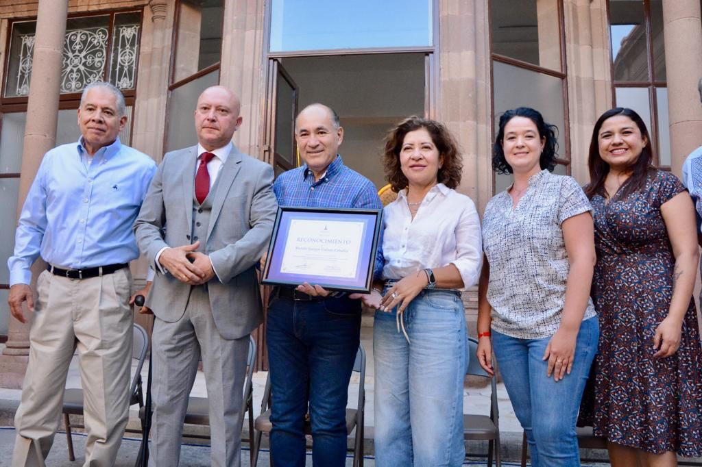 Tradiciones Potosinas entrega reconocimiento a Alcalde Enrique Galindo por todo el respaldo brindado a la organización