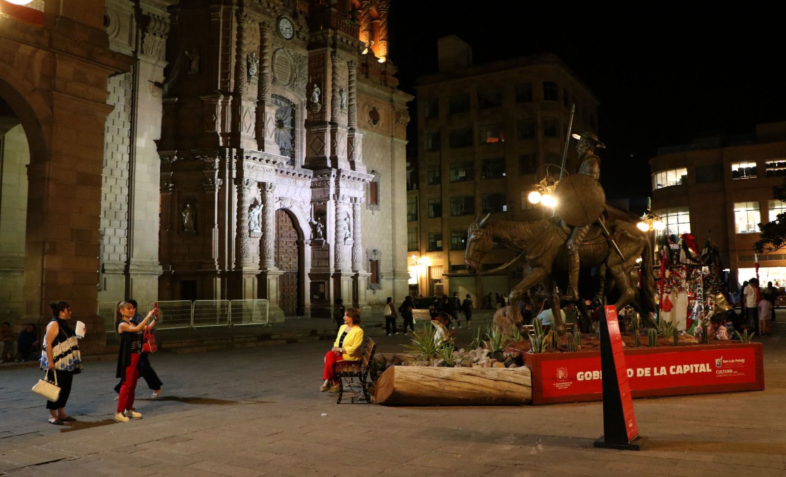 Gran expectación sigue provocando la escultura “Don Quijote y Sancho” en Plaza de Armas