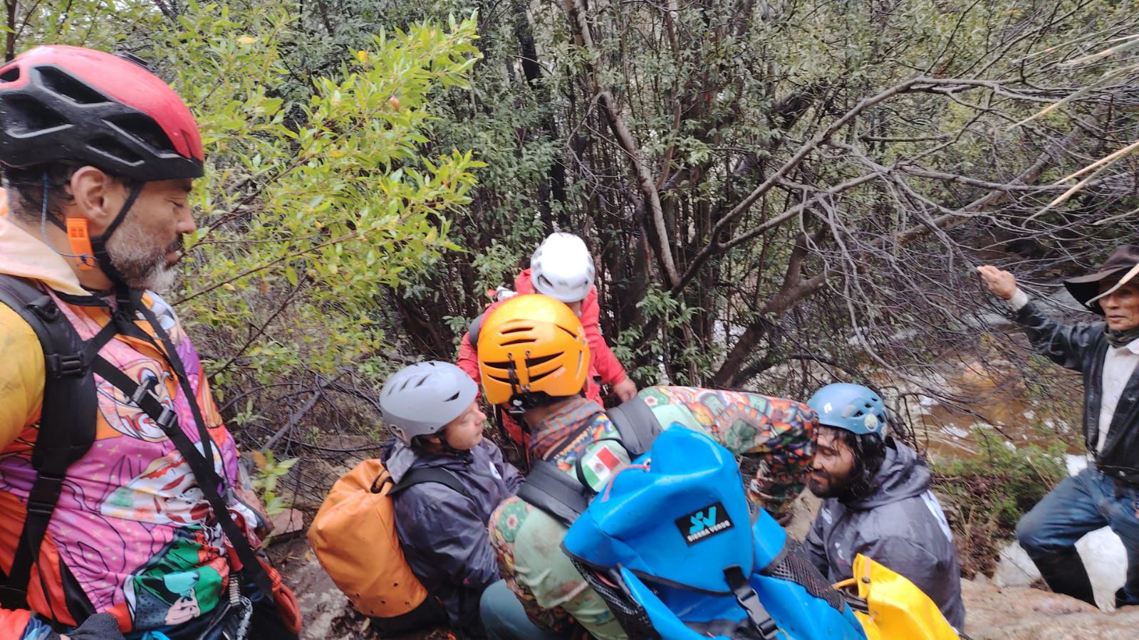 Brigadistas de Protección Civil Municipal rescatan a tres senderistas atrapados en un cañón de la Sierra de San Miguelito