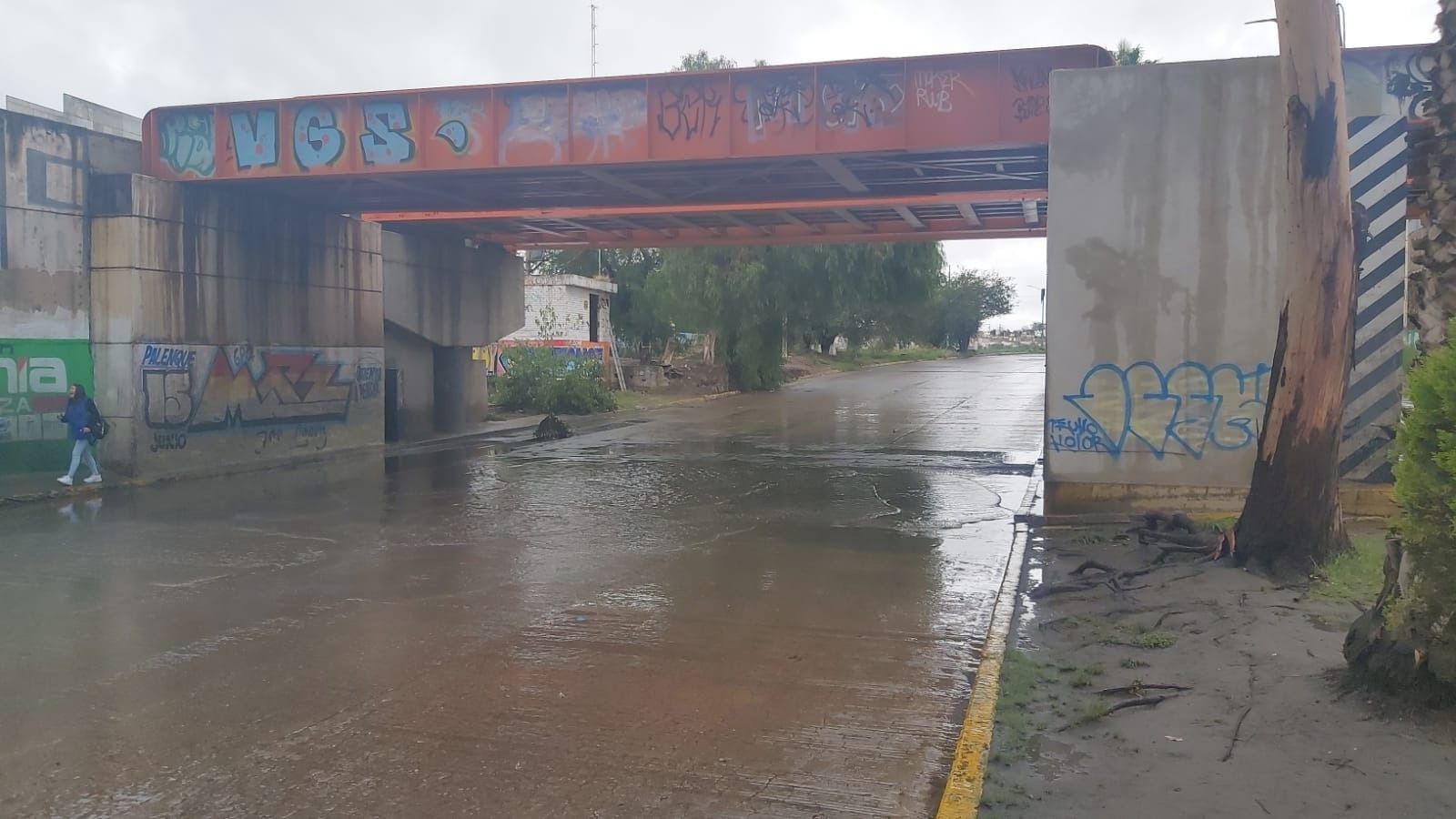 Gobierno de la Capital e interapas restablecen circulación en varios puntos de la ciudad, después de las lluvias de esta tarde