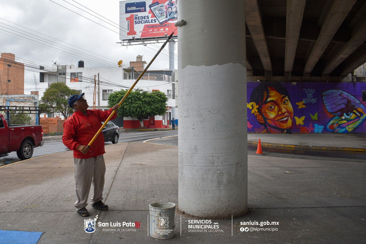 Ayuntamiento de SLP realiza labores de pintura y retiro de grafiti en el puente de avenida Xicoténcatl