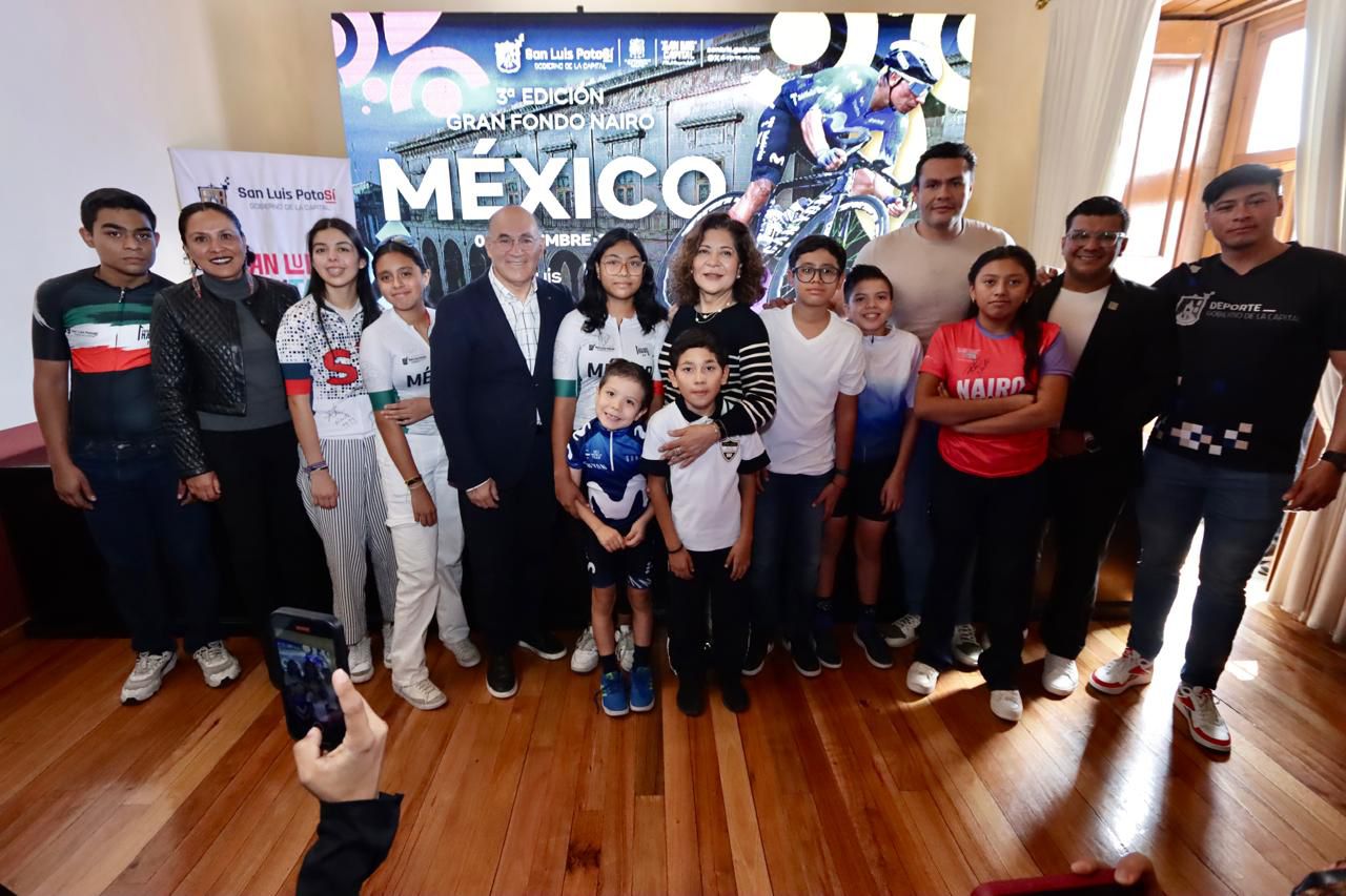 Fotografía de autoridades municipales con integrantes de la academia municipal de ciclismo