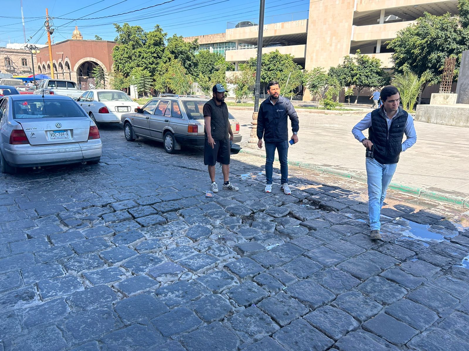 Fotografía de trabajadores municipales supervisando la calle Los Bravo