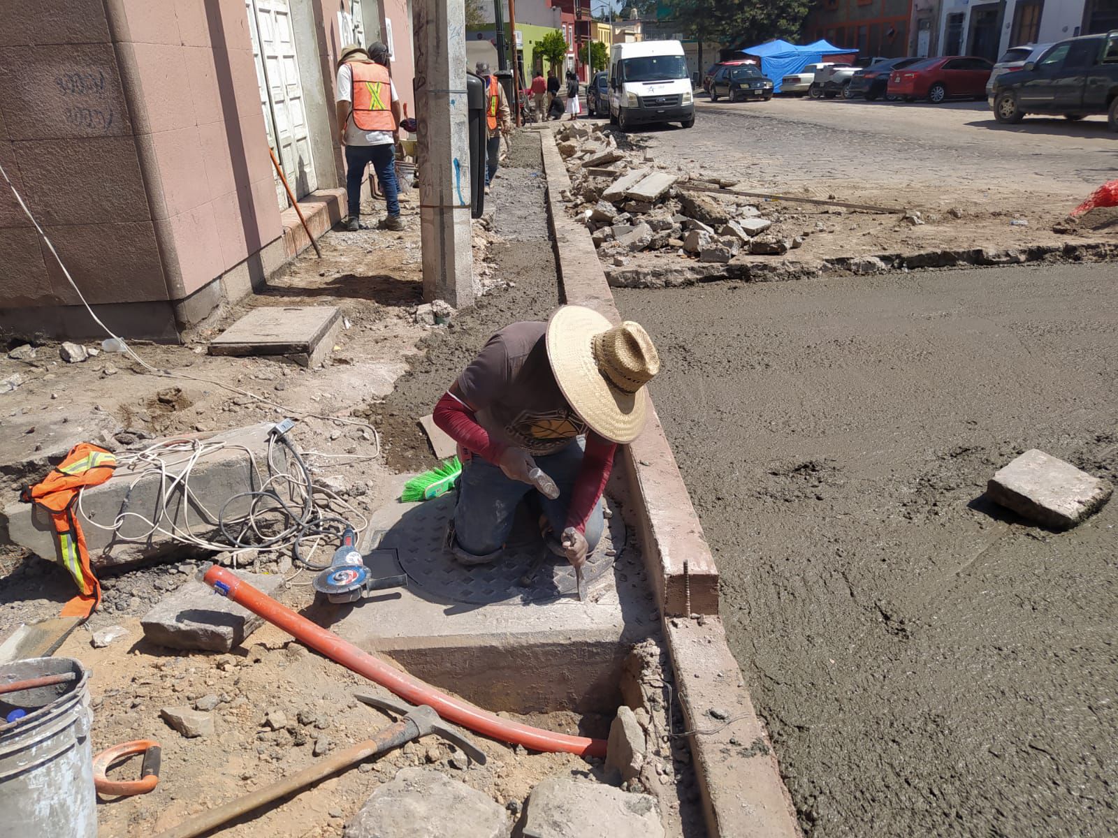 Fotografía de un hombre trabajando en la rehabilitación del paseo esmeralda