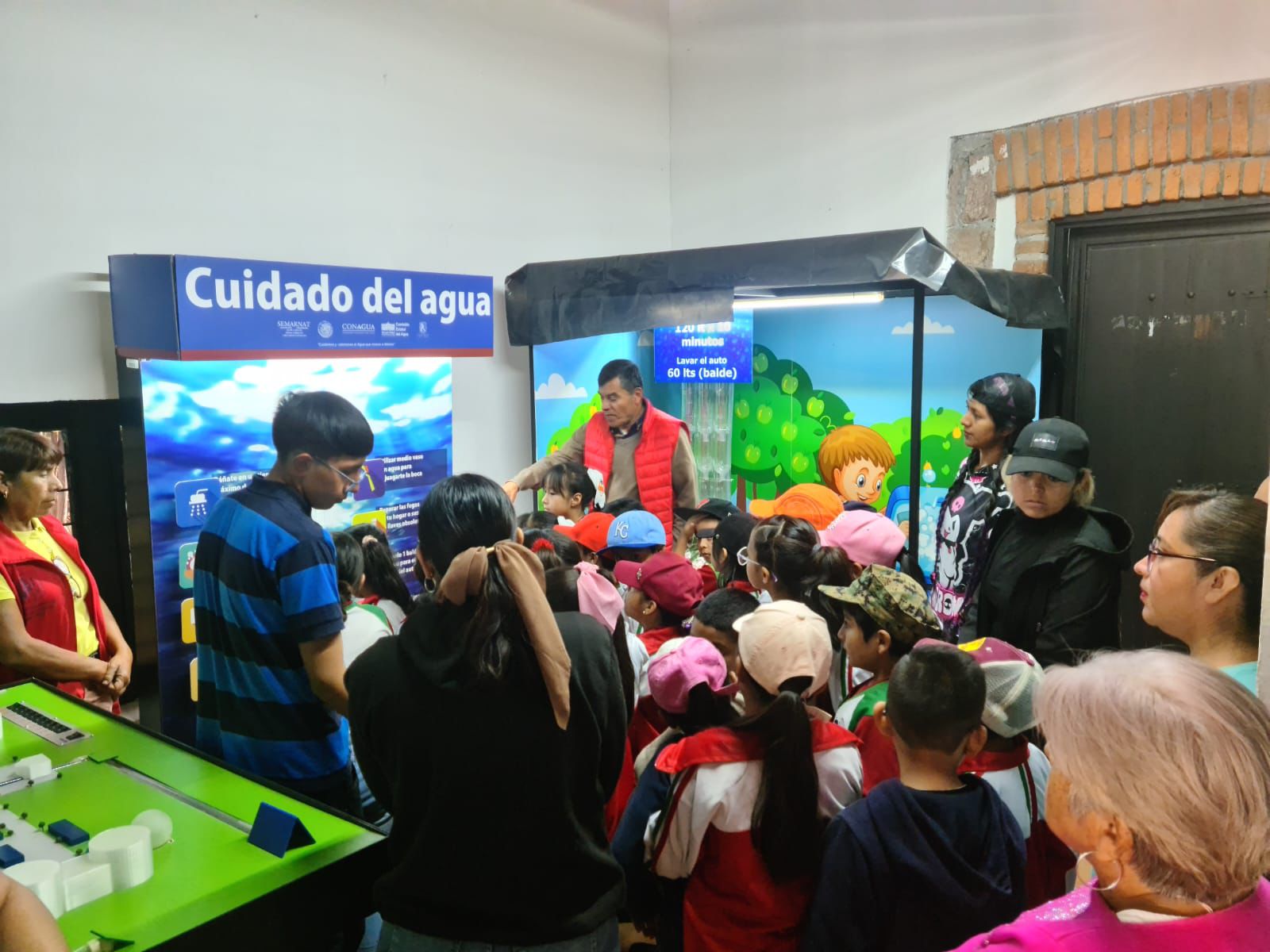 Fotografía de un grupo de niños y niñas dando un recorrido en Casa Colorada