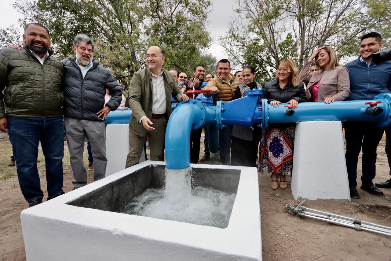 Fotografía del alcalde con los participantes en el día de talacha