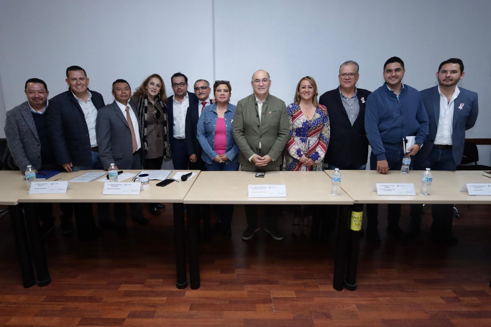 Fotografía de las y los regidores que conforman la comisión, acompañados del alcalde