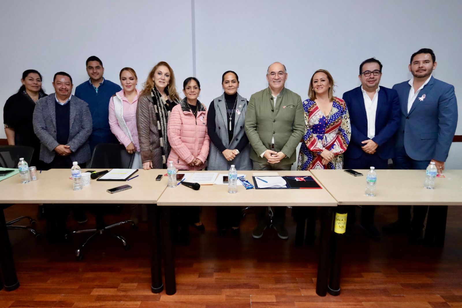 Fotografía de las y los regidores que conforman la comisión, acompañados del alcalde