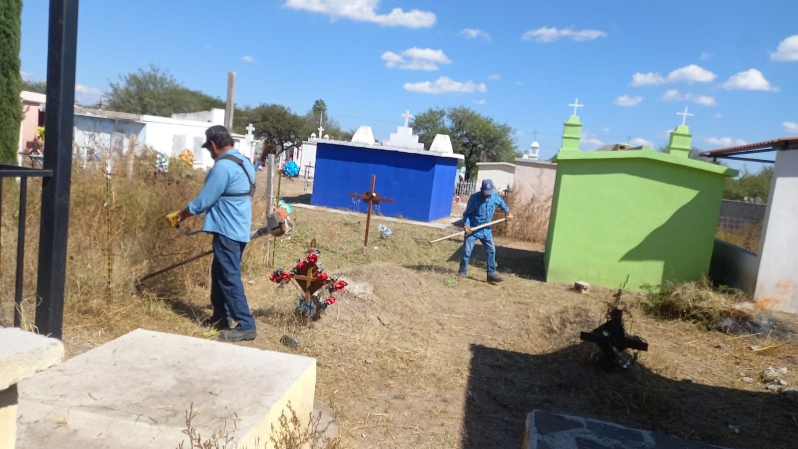 Fotografía de un trabajador municipal deshierbando en el panteón.