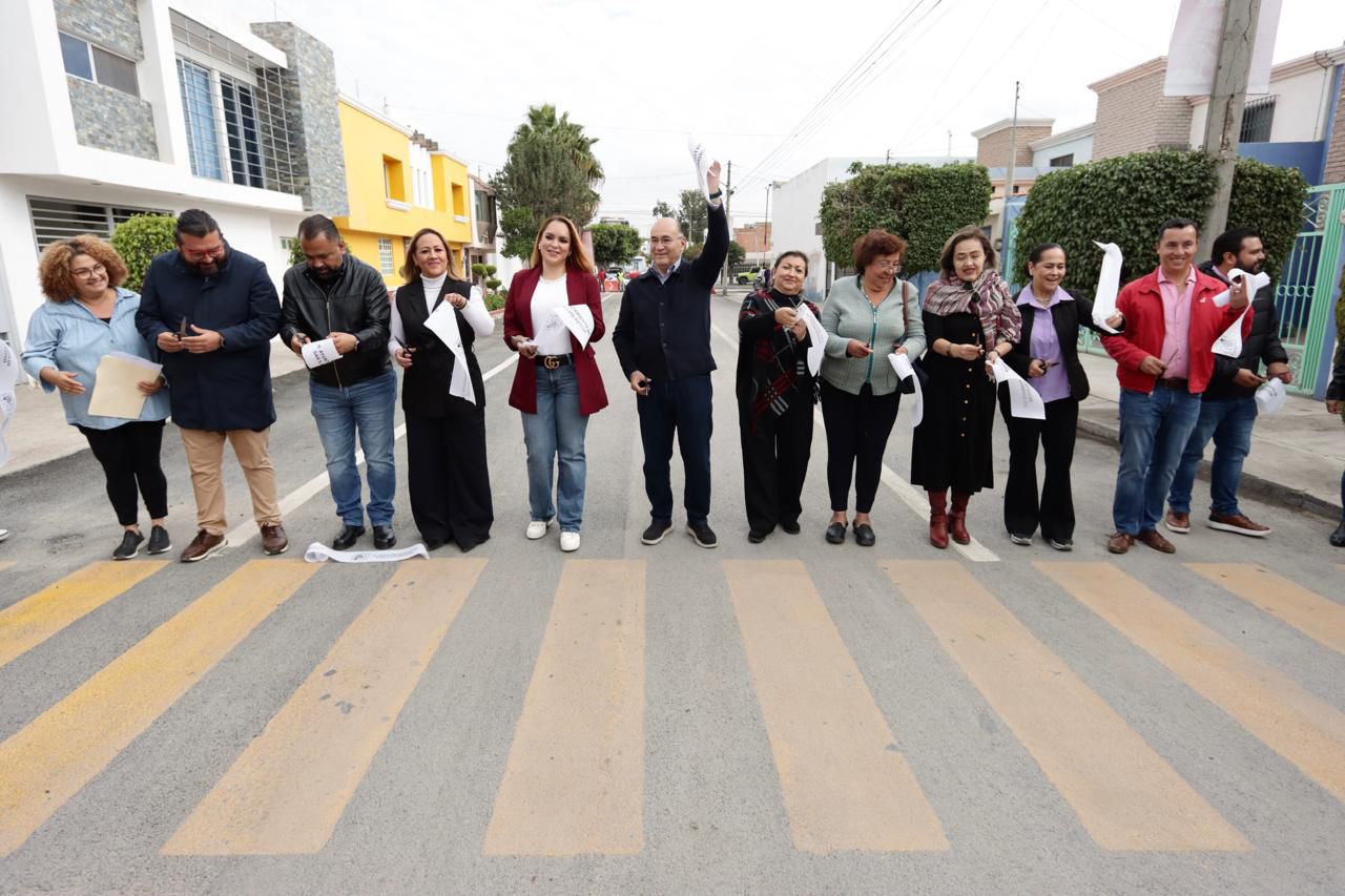 Fotografía de autoridades municipales cortando el liston inaugural de la calle