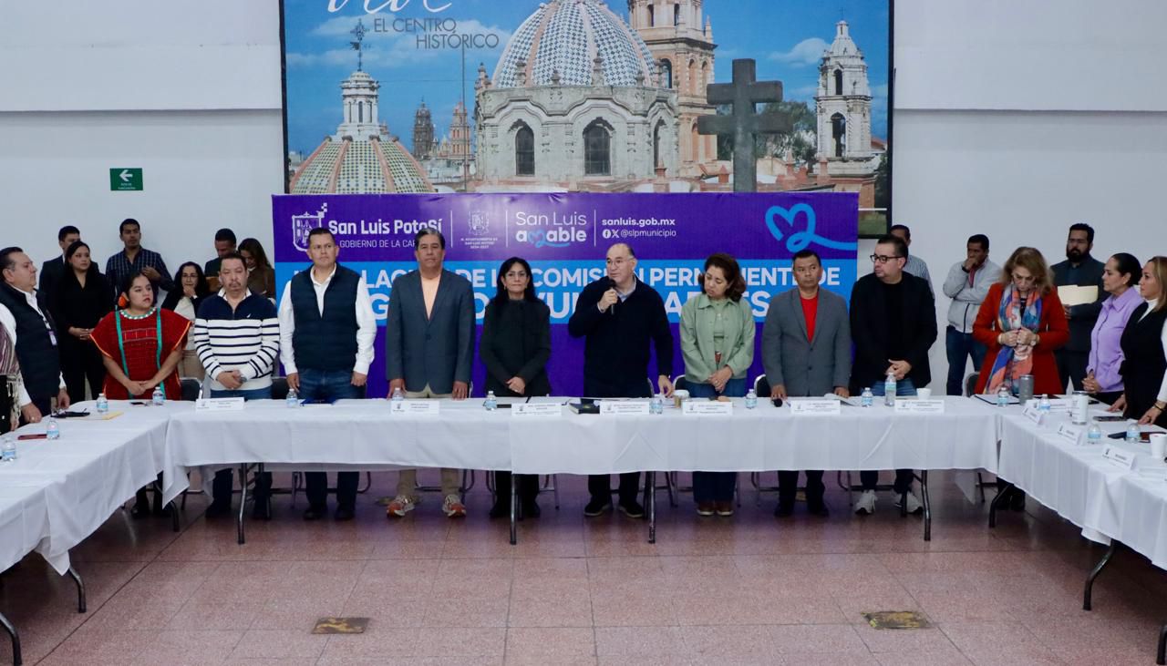 Fotografía del alcalde con las y los integrantes de la comisión, acompañados por el alcalde