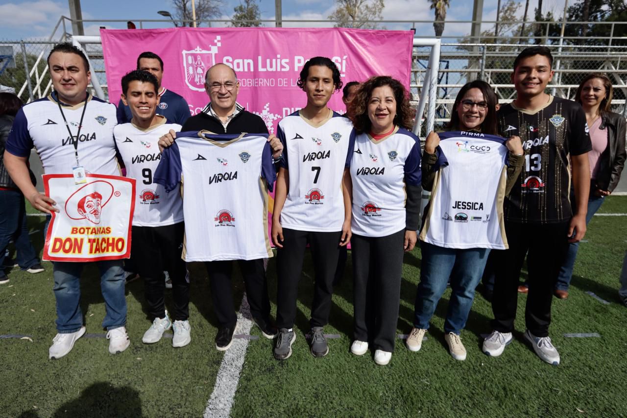 Fotografía del alcalde acompañado de uno de los equipos participantes