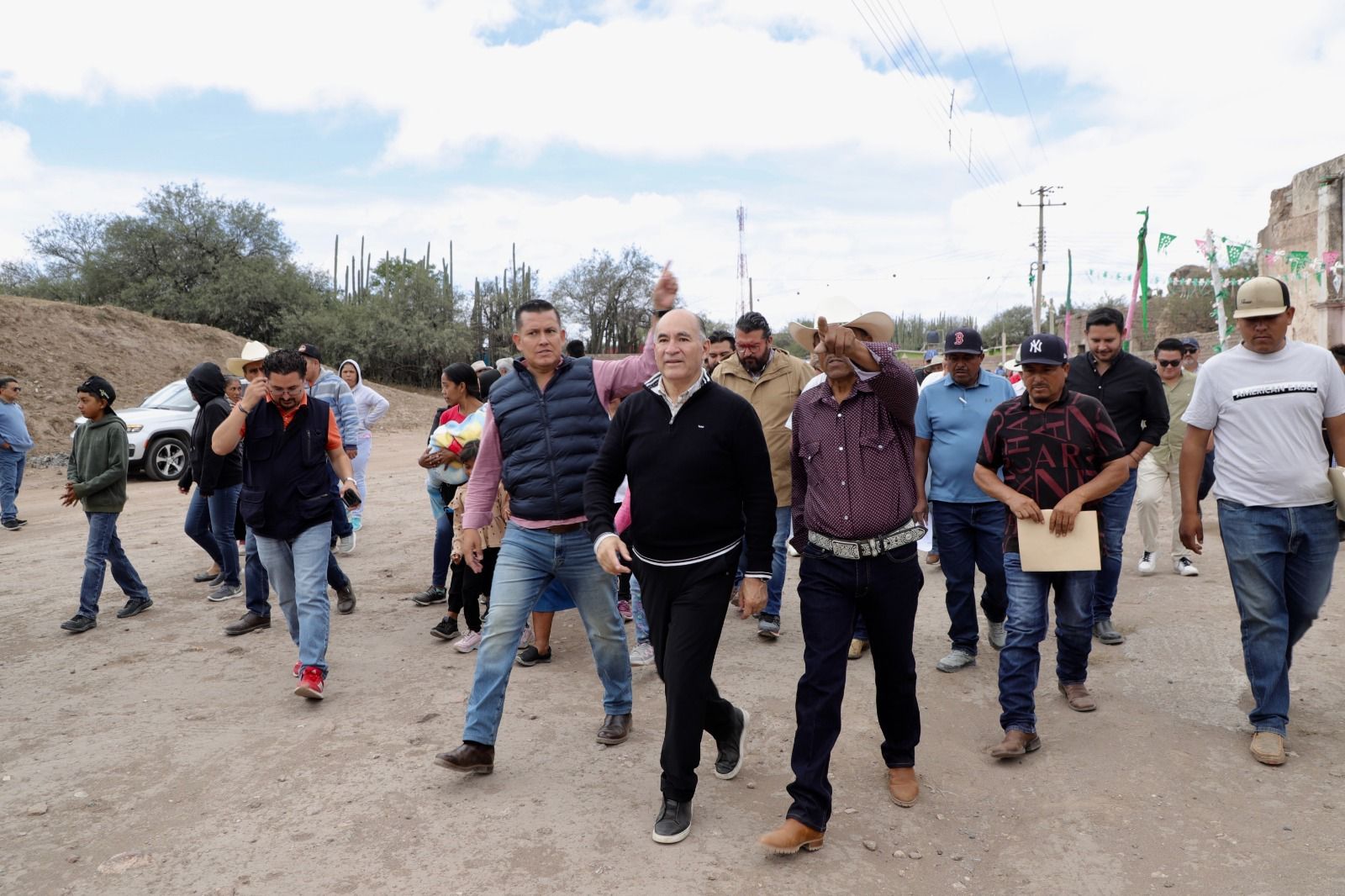 Fotografía del alcalde recorriendo las calles