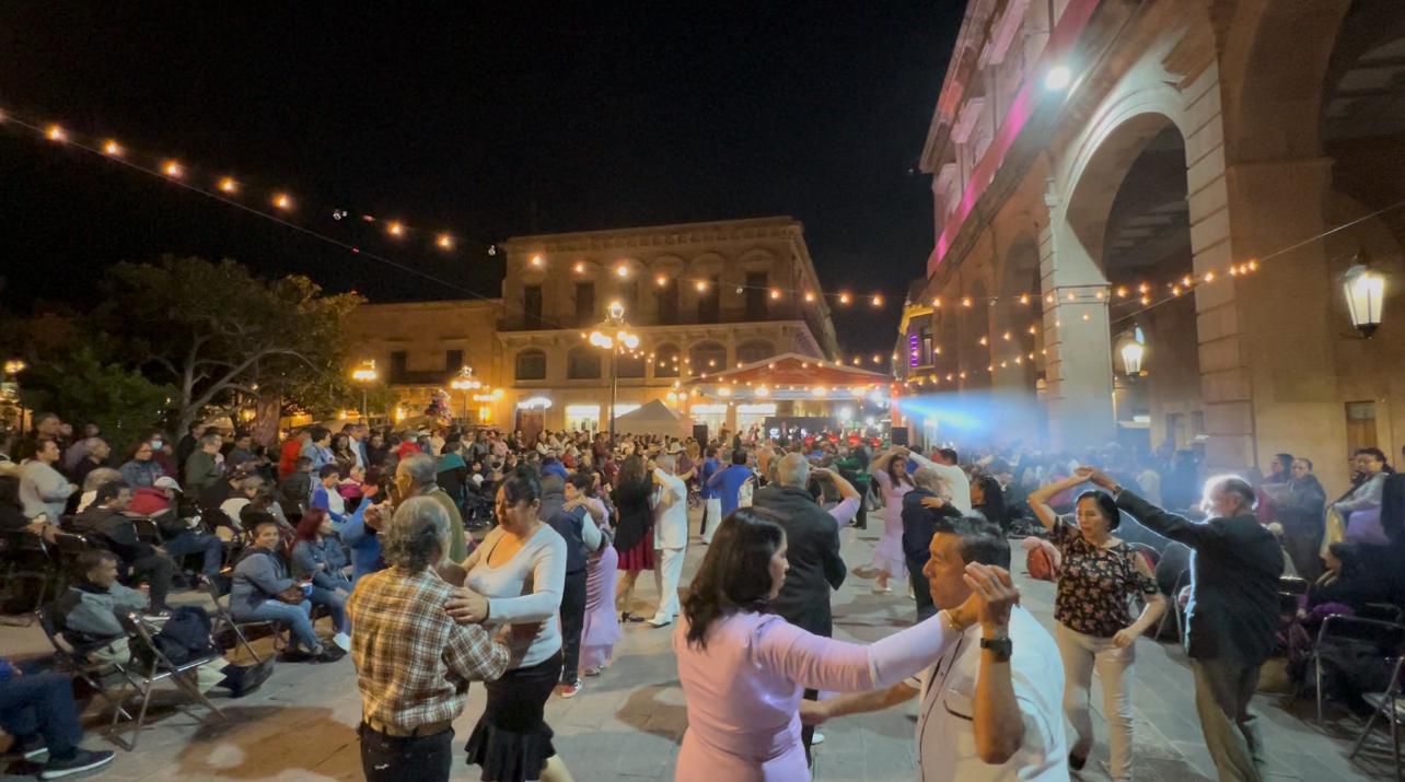 Fotografía de varias parejas bailando frente a palacio municipal