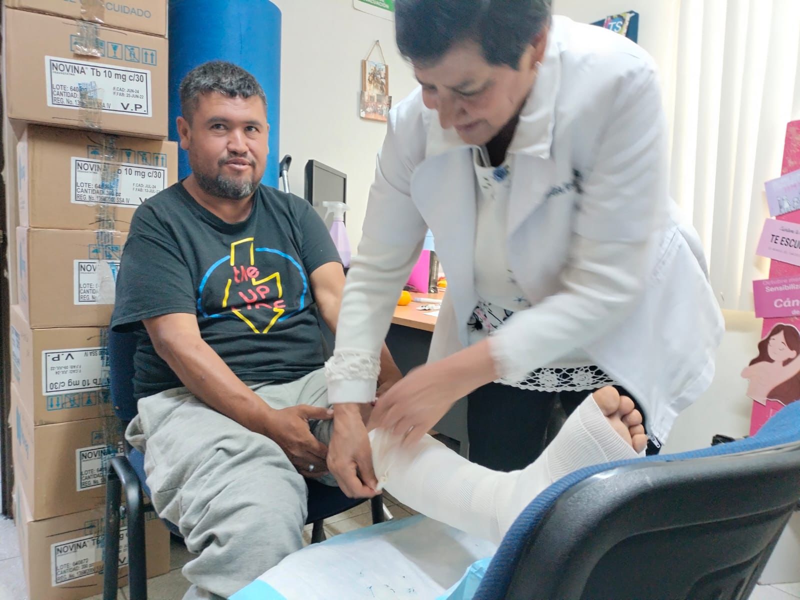 Fotografía de una doctora atendiendo a Francisco Cruz