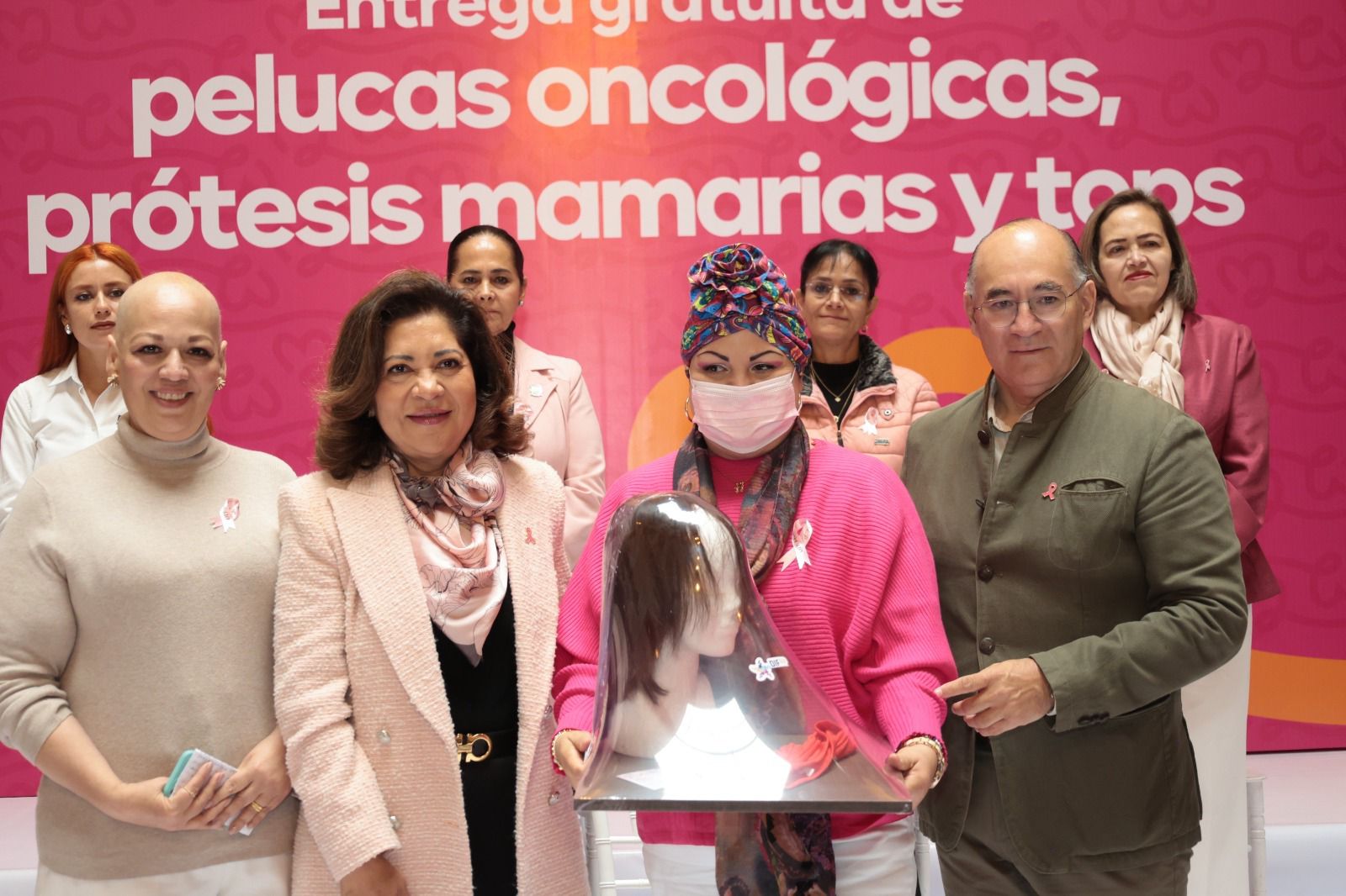 Fotografía de autoridades municipales con una beneficiaria de peluca oncológica