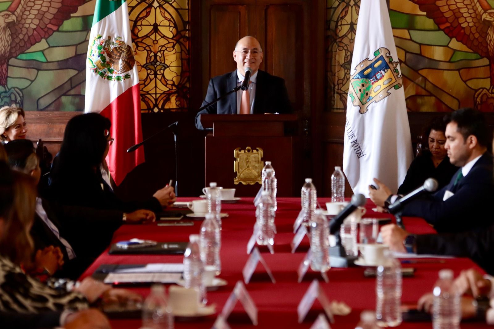 Fotografía del alcalde hablando durante la sesión de cabildo