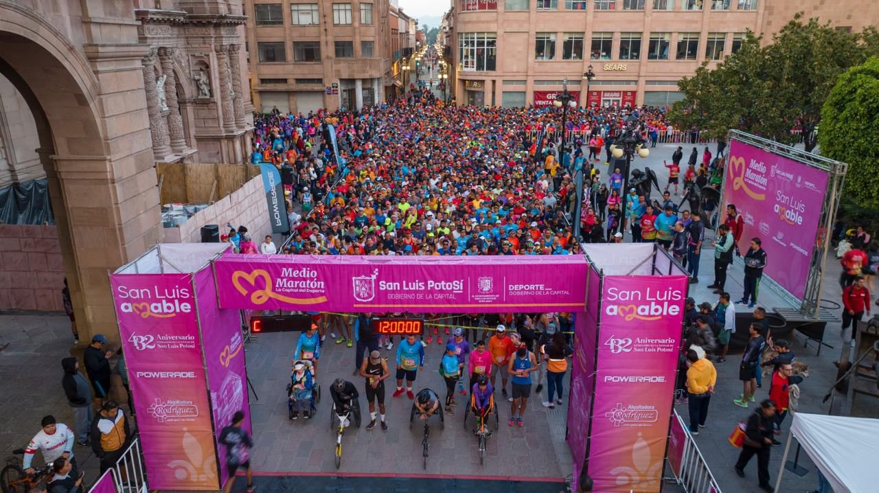 Fotografía aérea de la salida del medio maratón en la edición 2024