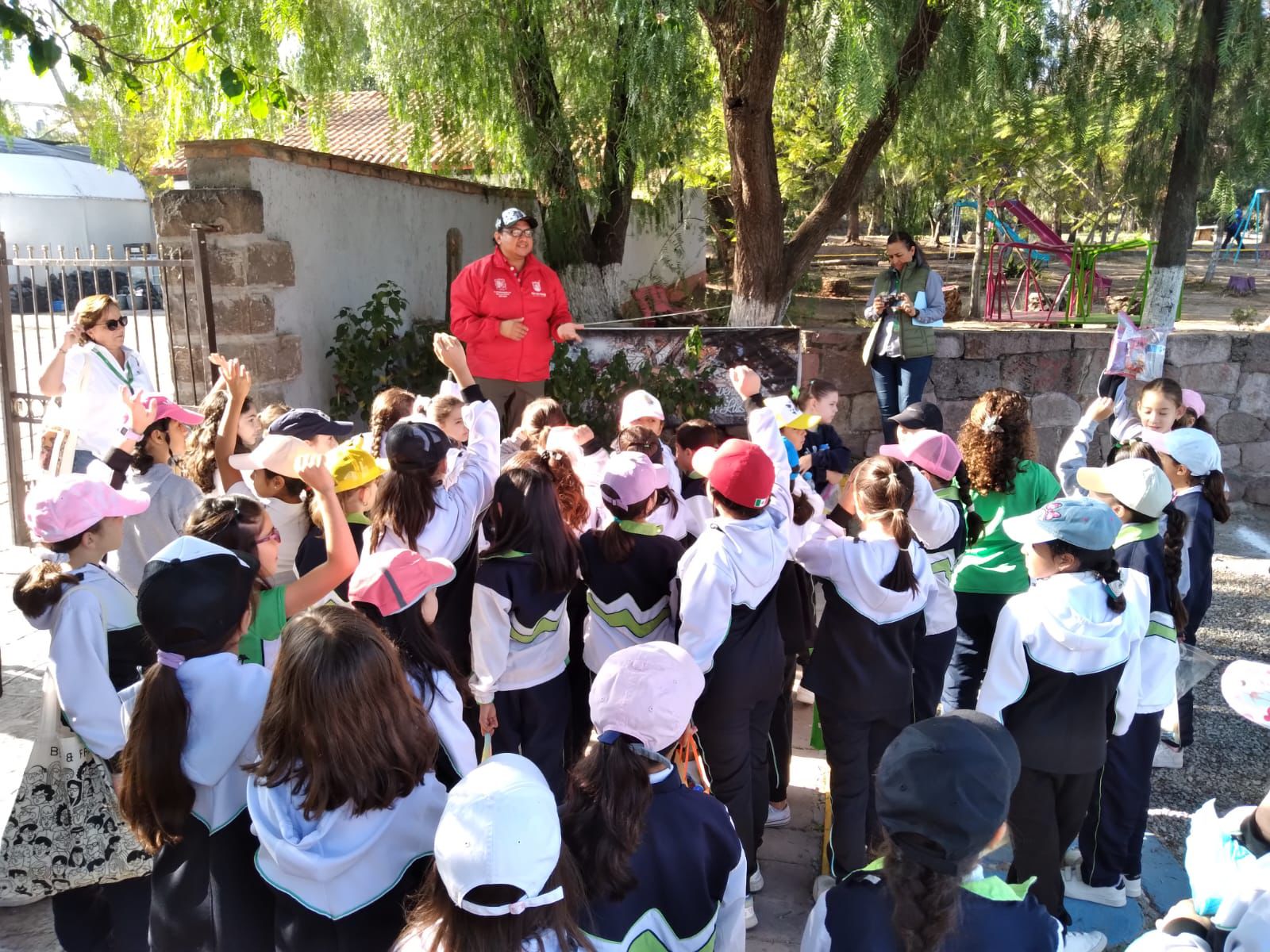 Fotografía de un trabajador dando recorrido a un grupo de niños