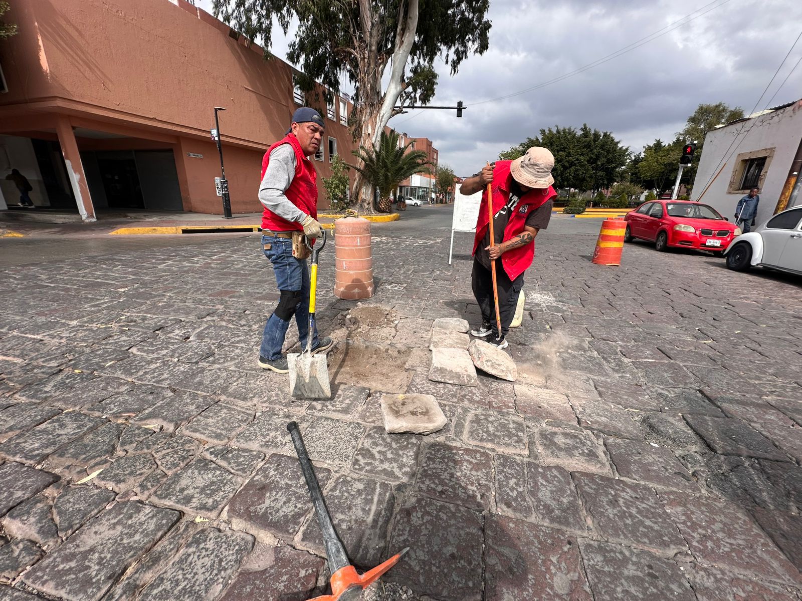 Fotografía de trabajadores realizando labores de bacheo