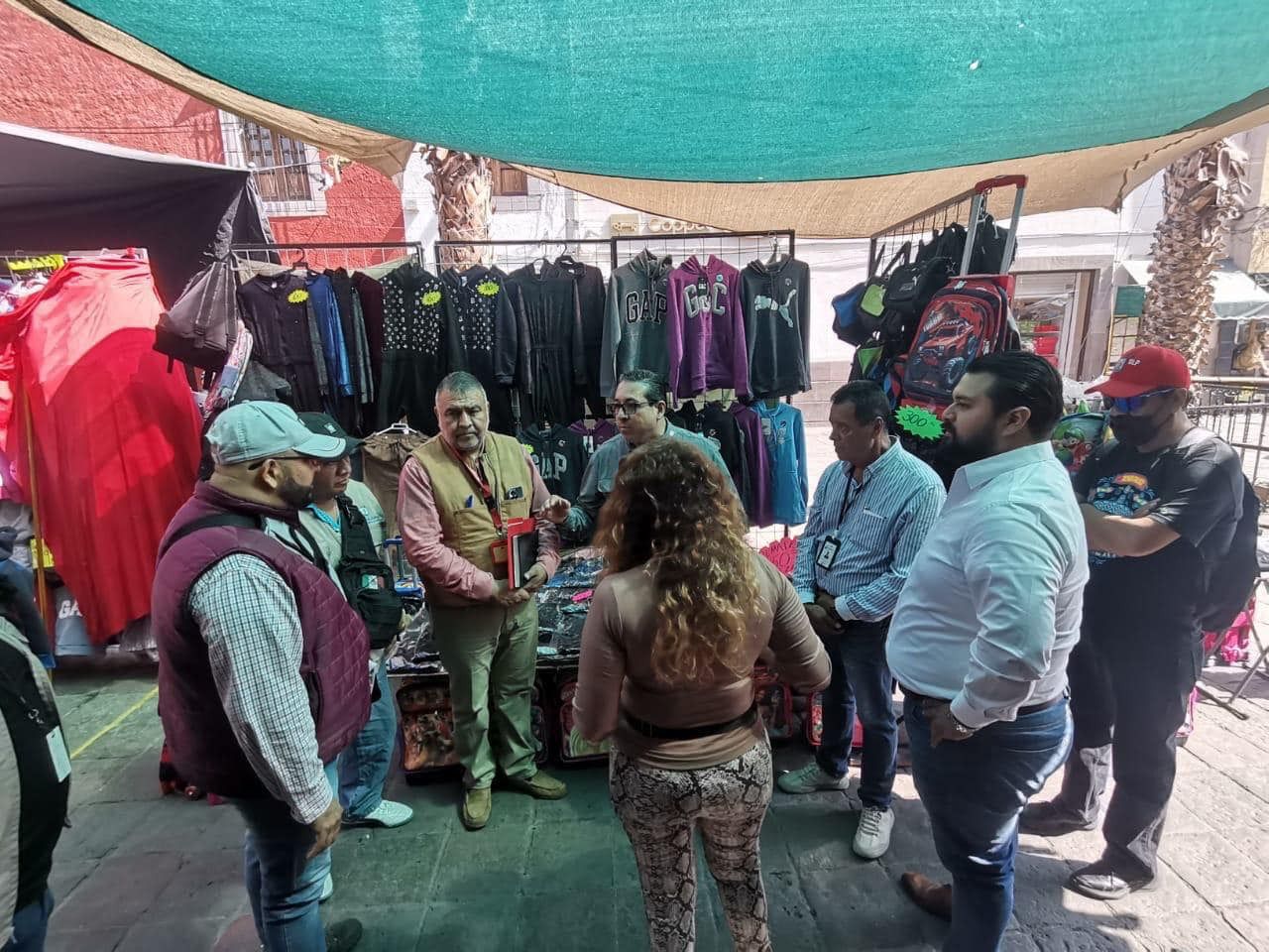 Fotografía del director de comercio hablando con tianguistas