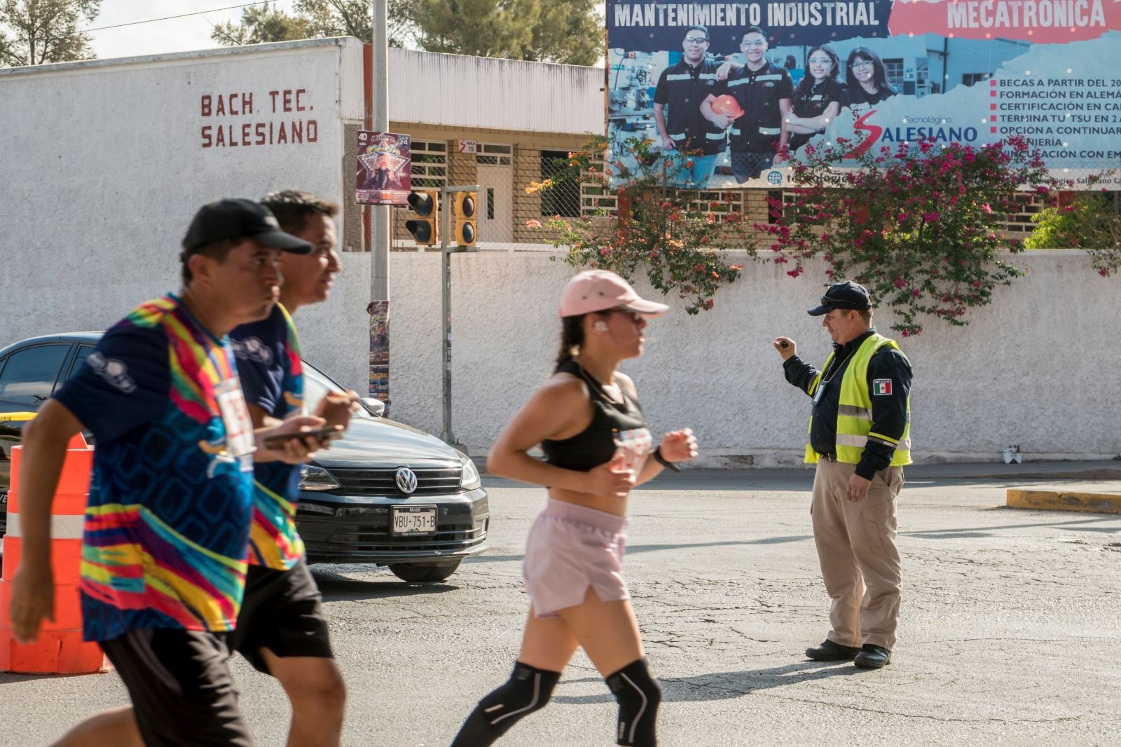 Fotografía de un oficial de tránsito dando vialidad