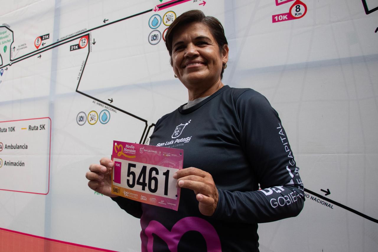 Fotografía de un competidor con su número y la playera oficial del maratón