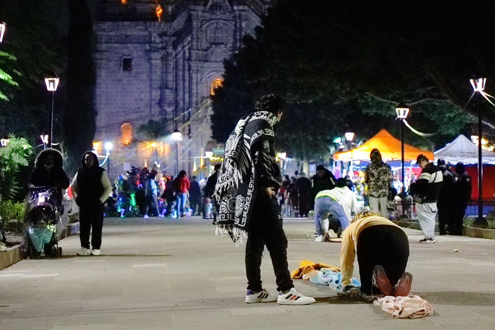 Fotografía de los peregrinos sobre la calzada de guadalupe