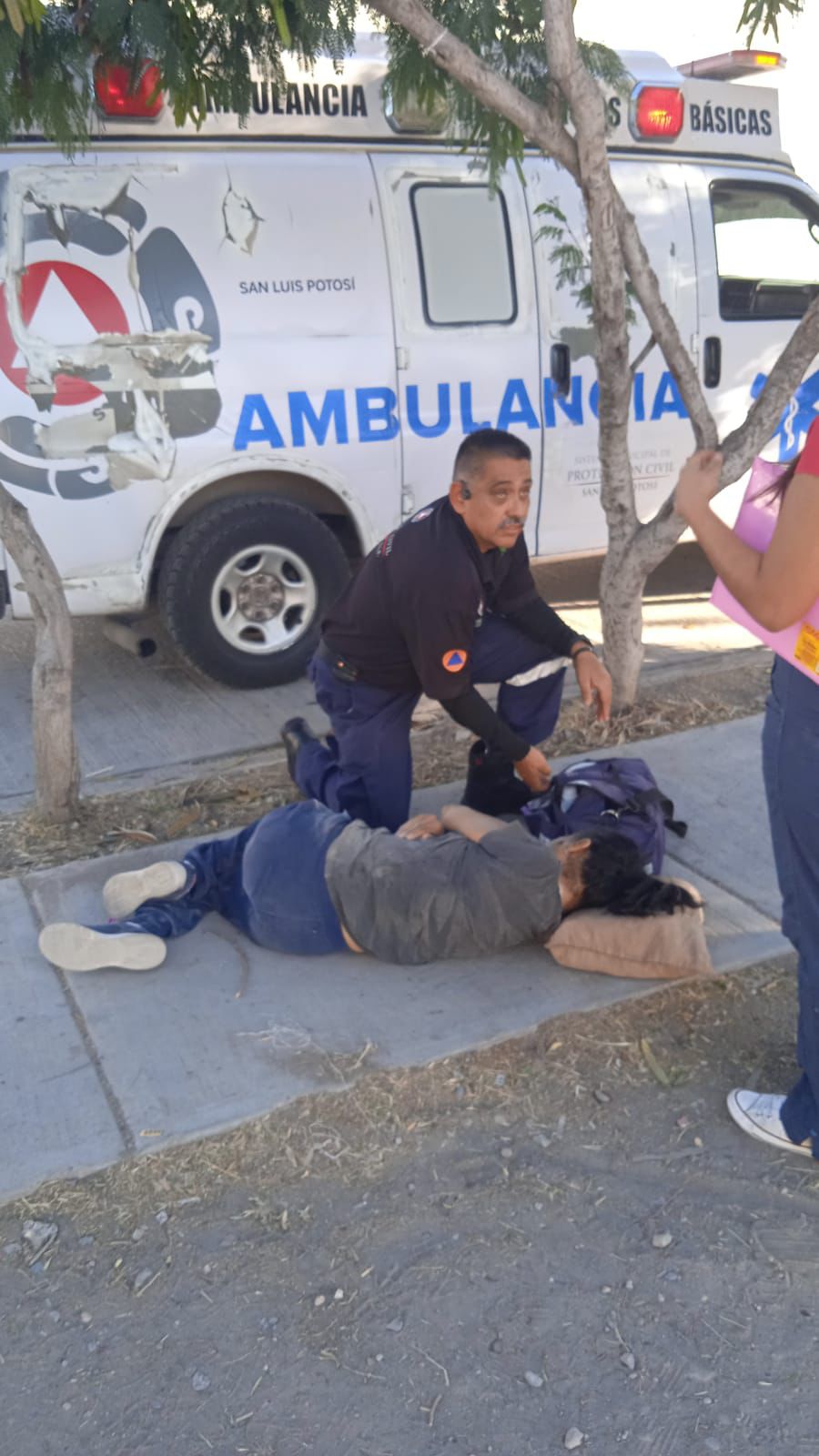 Fotografía de un paramédico atendiendo una persona