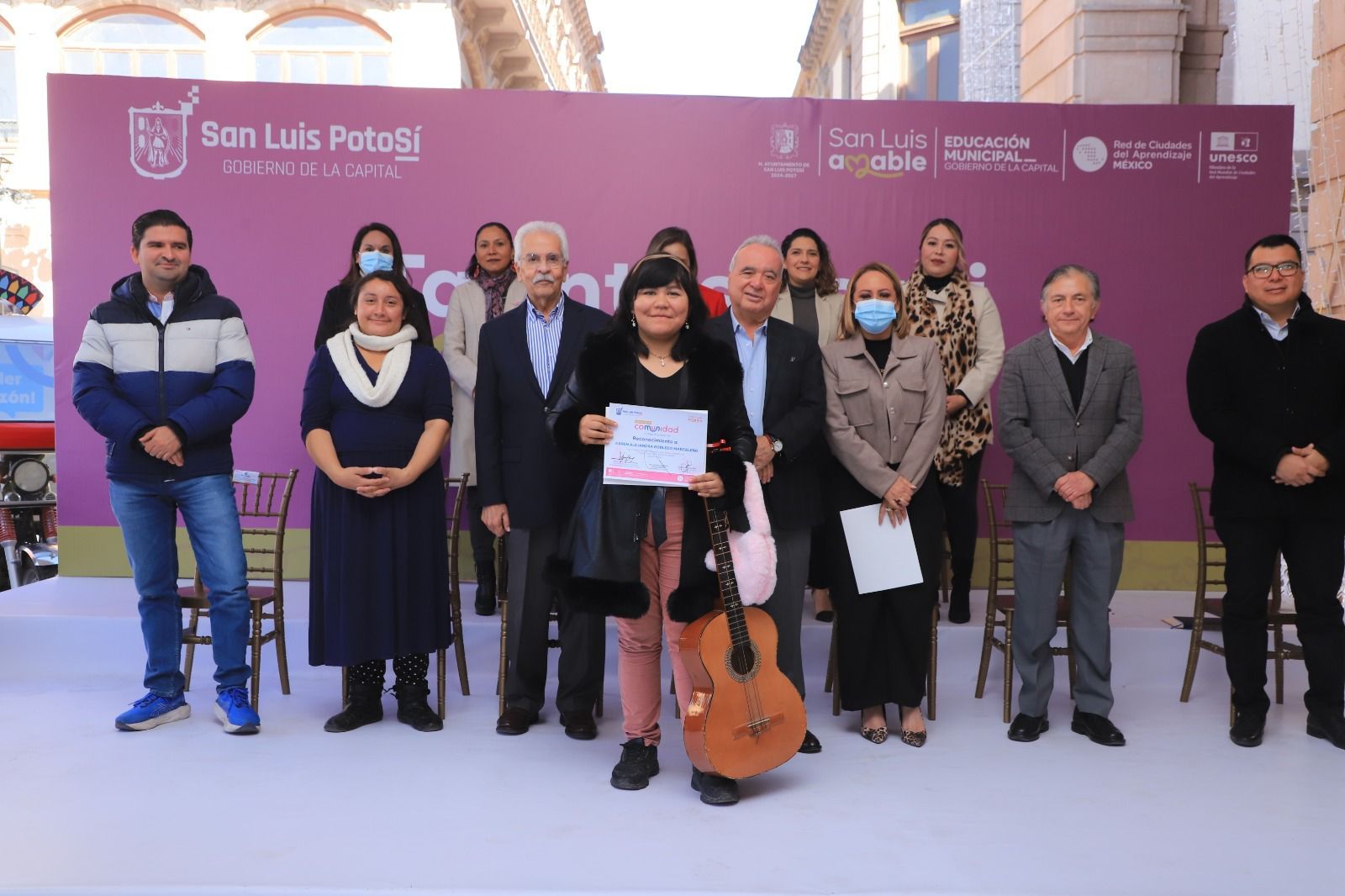 Fotografía de un participante de la feria recibiendo su reconocimiento