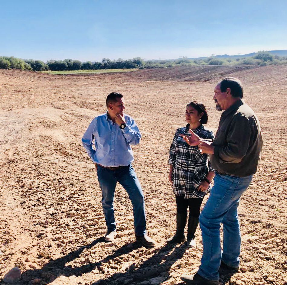 Fotografía del delegado de Bocas platicando con ciudadanos