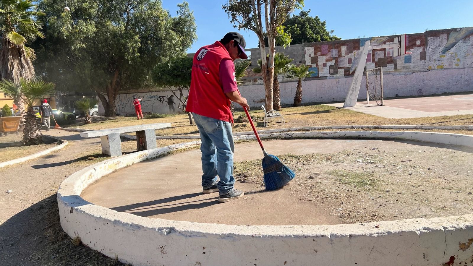 Fotografía de un trabajador municipal barriendo