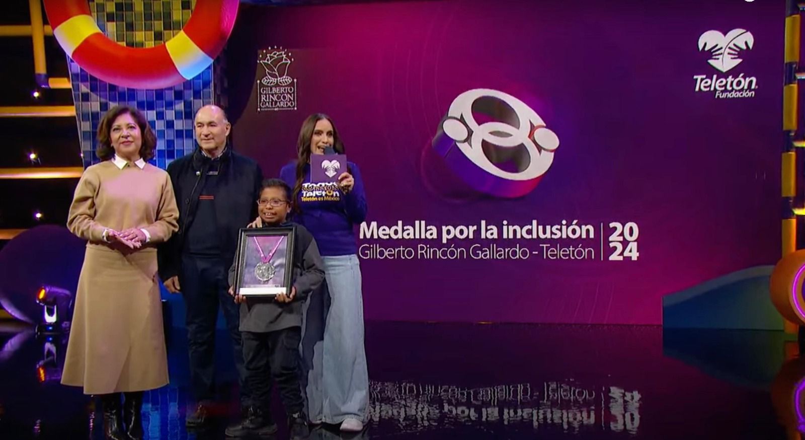 Fotografía del alcalde y la presidenta del DIF recibiendo el premio