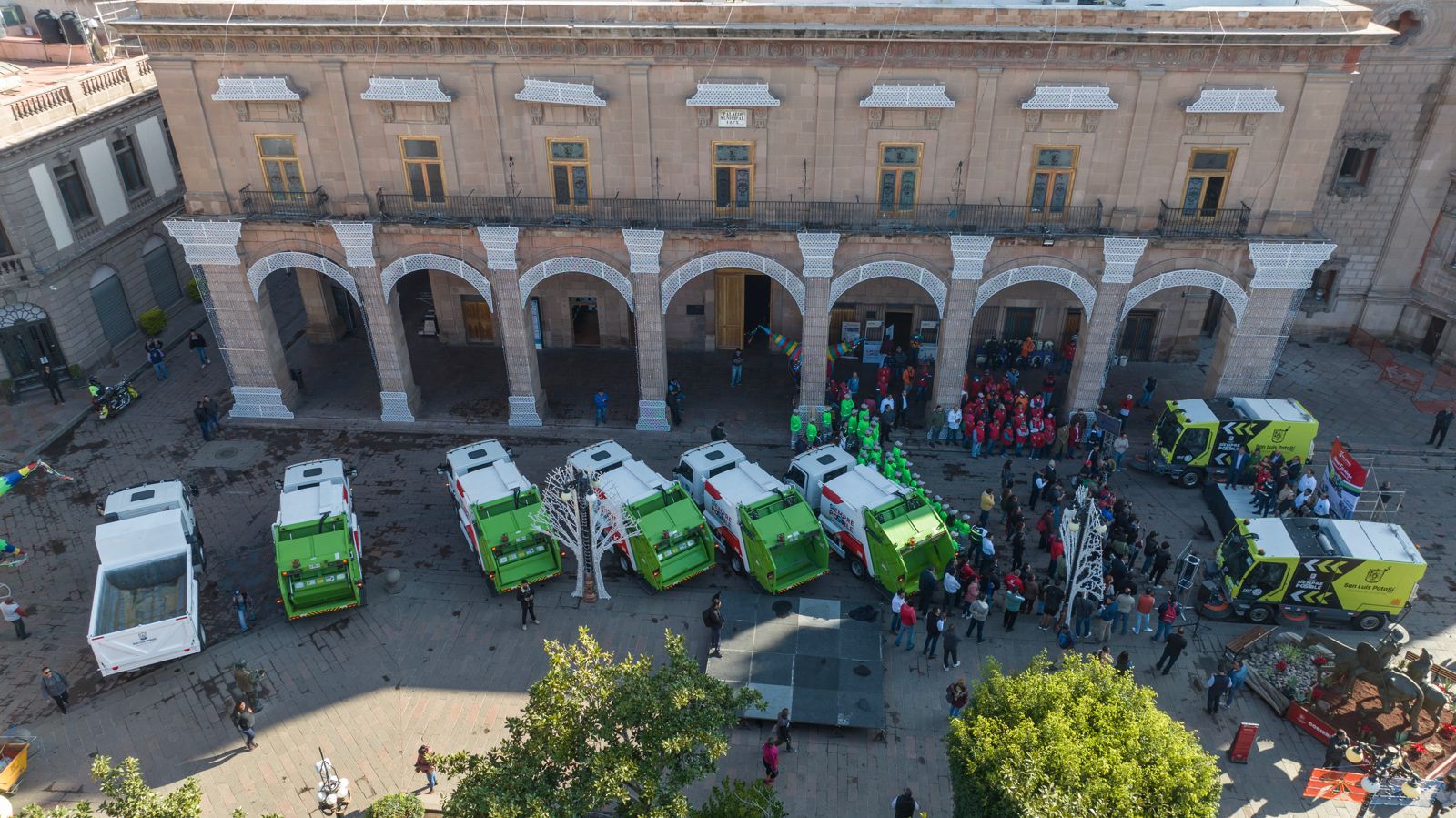 Fotografía aérea de camiones de basura formados a las afueras de palacio municipal