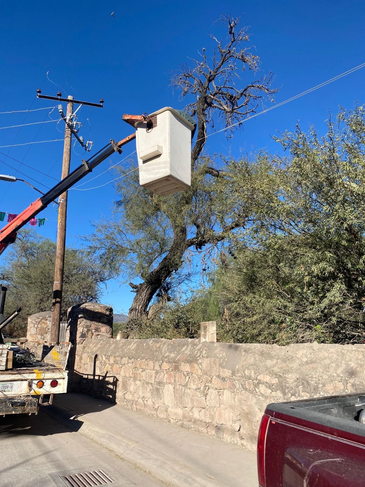 Fotografía de trabajadores municipales reparando una luminaria