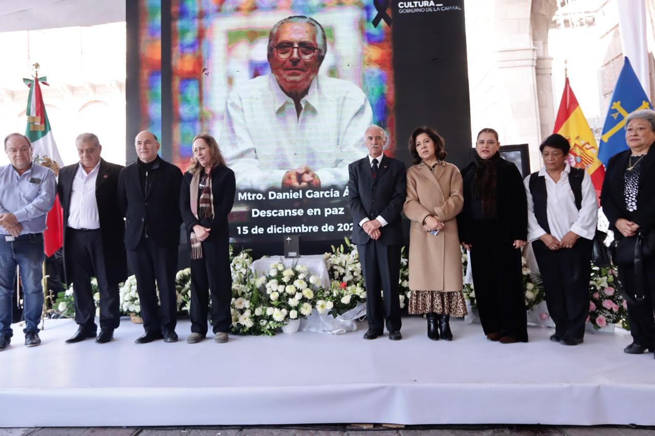 Fotografía de autoridades montando guardia de honor durante el homenaje