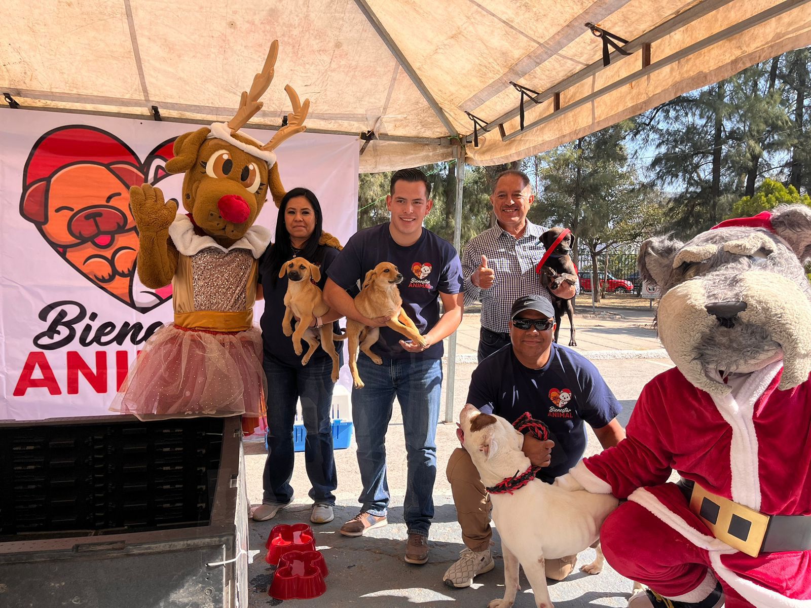 Fotografía de nuevos dueños con sus mascotas