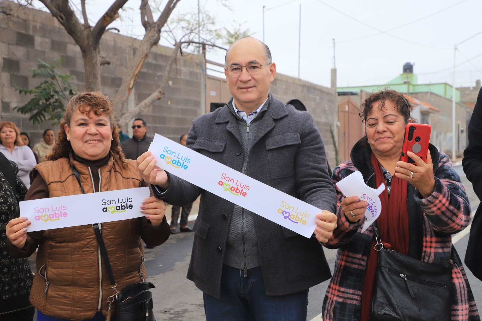 Fotografía del alcalde con vecinas de la zona