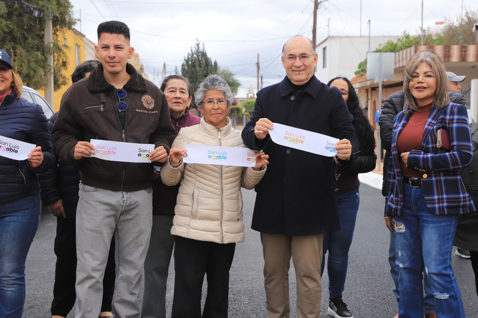 Fotografía del alcalde acompañado de vecinos del lugar