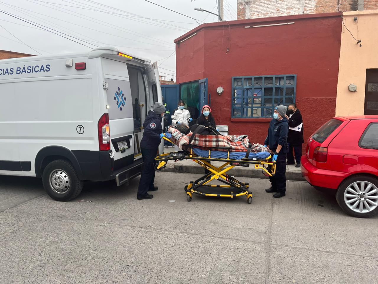 Fotografía de paramédicos subiendo a una persona a una ambulancia